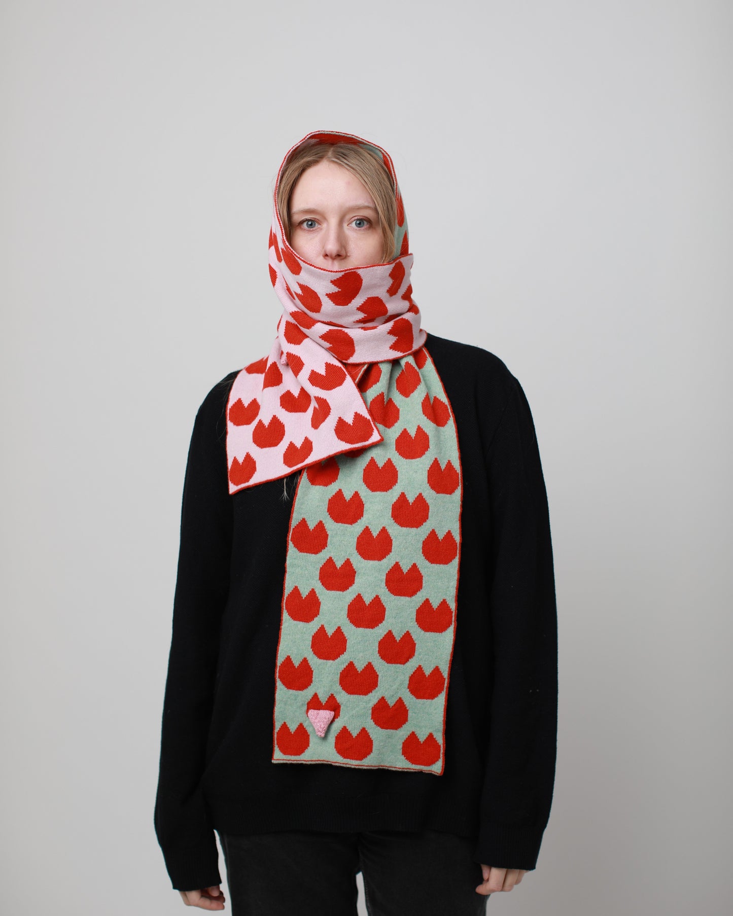 Woolen lips scarf pink and blue